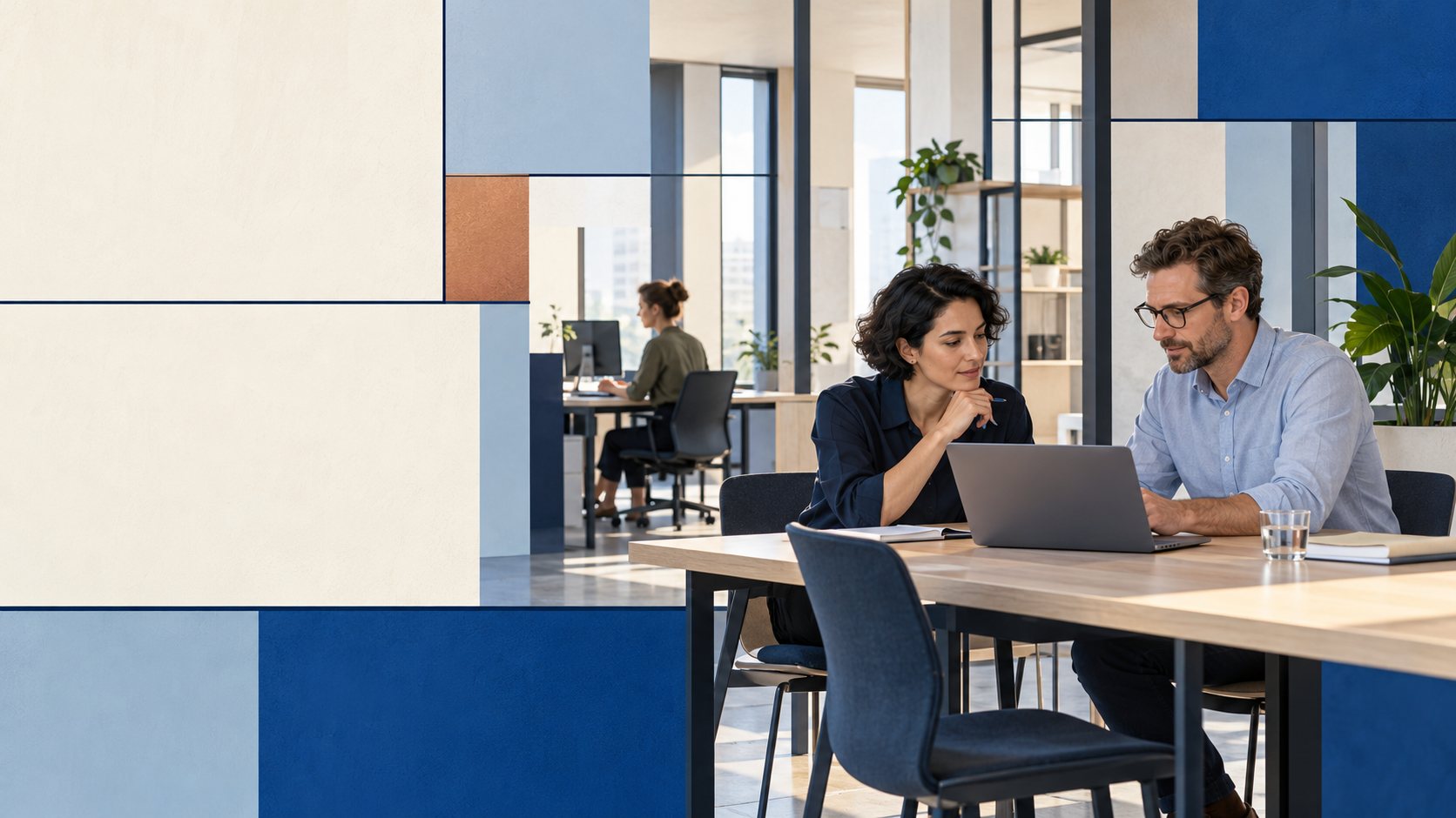 Twee collega’s overleggen aan tafel in een ruimte met een compositie van blauwe en warme vlakken