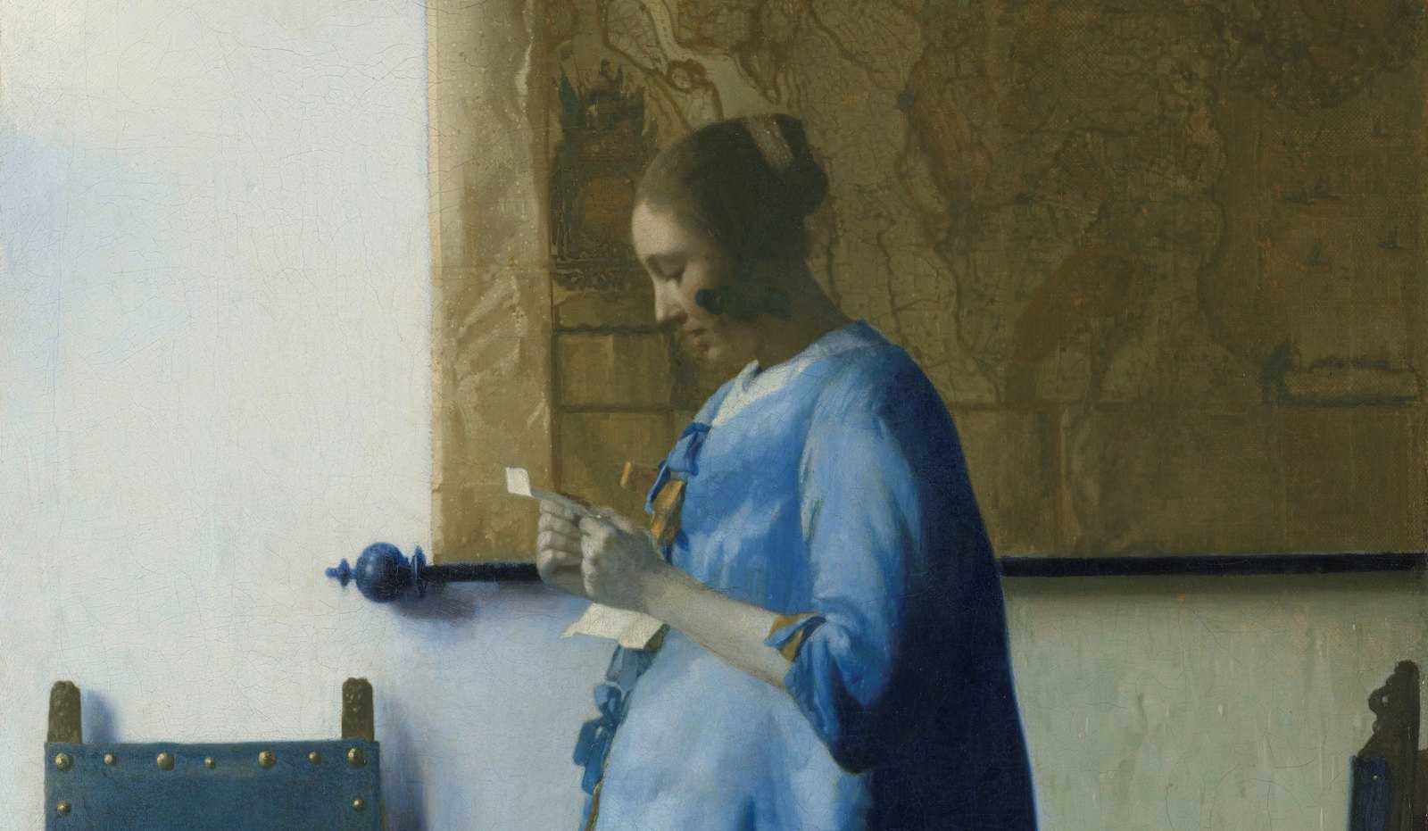 Johannes Vermeer, Brieflezende vrouw: een vrouw in een blauw jak leest staand een brief in het licht van links